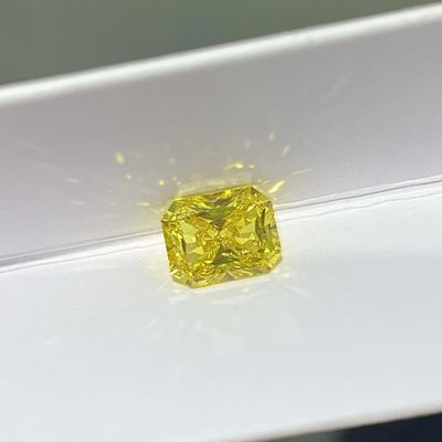 Laboratorium syntetyczne o szlifie promiennym stworzyło żółte diamenty 2-2,99 karatów