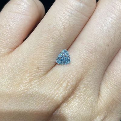 0.89 karatowe laboratorium stworzyło kolorowe diamenty Trójkątne szlifowane niebieskie diamenty stworzone przez człowieka