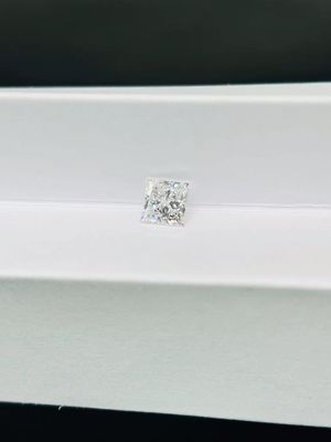 Syntetyczne laboratorium CVD stworzyło biżuterię w kształcie księżniczki z białych diamentów