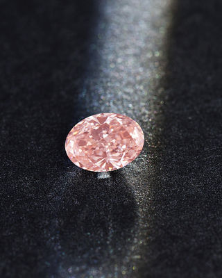 Fancy Light Lab stworzył różowy diament o owalnym szlifie sztuczny 2,4 ct z certyfikatem IGI VS1