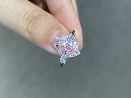 0,95 ct Fantazyjny jasnoróżowy pierścionek z brylantem Certyfikowany przez IGI 18-karatowe białe złoto Diament VS2
