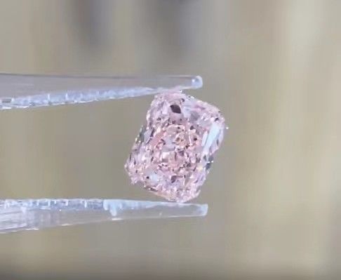 Laboratorium z certyfikatem IGI stworzyło kolorowe diamenty Fancy Intense Pink VS1 Radiant Loose Diamond