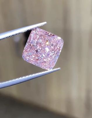 Laboratorium stworzyło kolorowe luźne diamenty syntetyczne 6CT różowy diament o szlifie poduszkowym