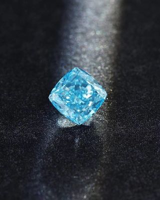 Luźny syntetyczny CVD wyhodowany w laboratorium, fantazyjny, żywy, niebieski, diamentowy kształt poduszki 2,25 ct z certyfikatem IGI