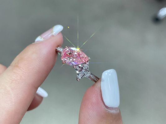 Różowa i biała gruszka 1,5kt, złożona z laboratorium, diamenty syntetyczne, złożone z 18K białego złota.