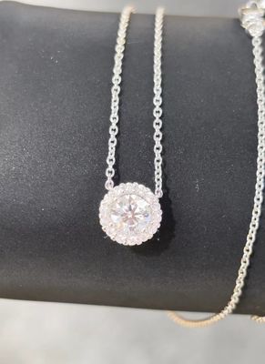 Krągły kolczyk z diamentem z wisiorem w laboratorium