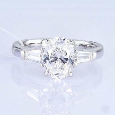 18k White Lab Grown Diamond Ring Three Stones Design 1ct+ D VVS2 Classic Design Owalny kształt