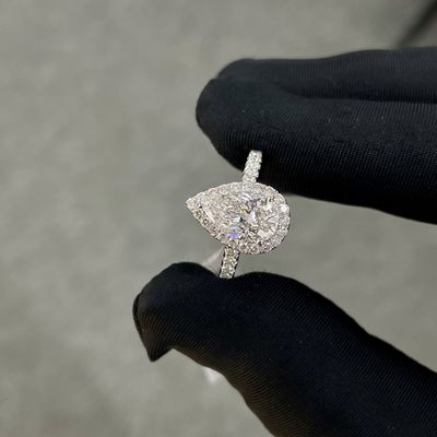 18k Cultured White Diamond Kobietowy Pierścień 1.53ct E VS1 Pear Shape Full Diamond Bezel Set Style