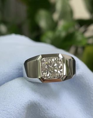 Laboratoryjnie wyhodowany pierścionek męski z diamentem w kolorze złota białego 18K, do zaręczyn i ślubu.
