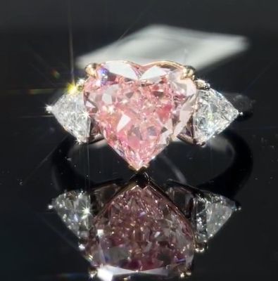 Specjalnie wykonana pierścionka z diamentem w stylu Three Stone.