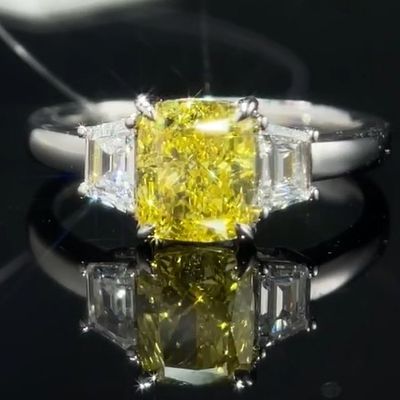 1.22ct Lab Grown Diamentowy Pierścionek Z Żółtym Diamentem Trzy Kamienie Styl Niestandardowa biżuteria