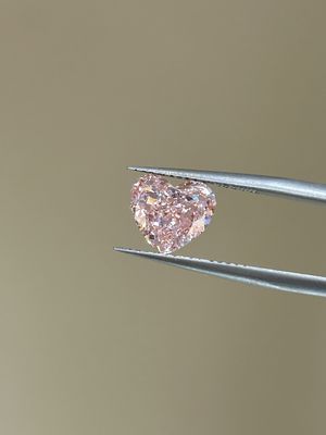 Fantastyczny intensywny różowy kształt serca Diamenty wyhodowane w laboratorium Diamenty certyfikowane przez IGI Diamenty różowe Diamenty
